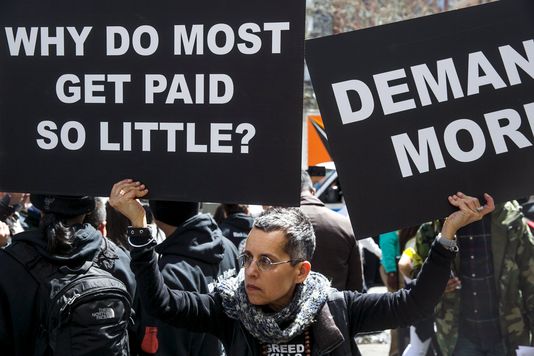 Mii de persoane au manifestat la New York pentru a cere un salariu minim de 15 dolari pe oră 