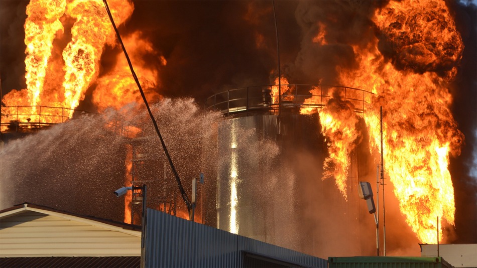 Incendiu de proporții la un depozit petrolier de lângă Kiev: Risc ridicat de ploi acide în Ucraina și țările vecine 