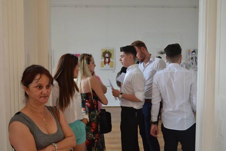 Elevii social-democrați ajută secția de pediatrie printr-o expoziție de artă cu scop caritabil