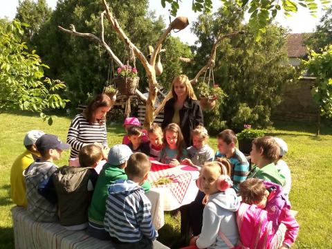 Acțiune cu ocazia Zilei Copilului organizată de deputatul PNL Claudia Boghicevici în localitatea Turnu, județul Arad  