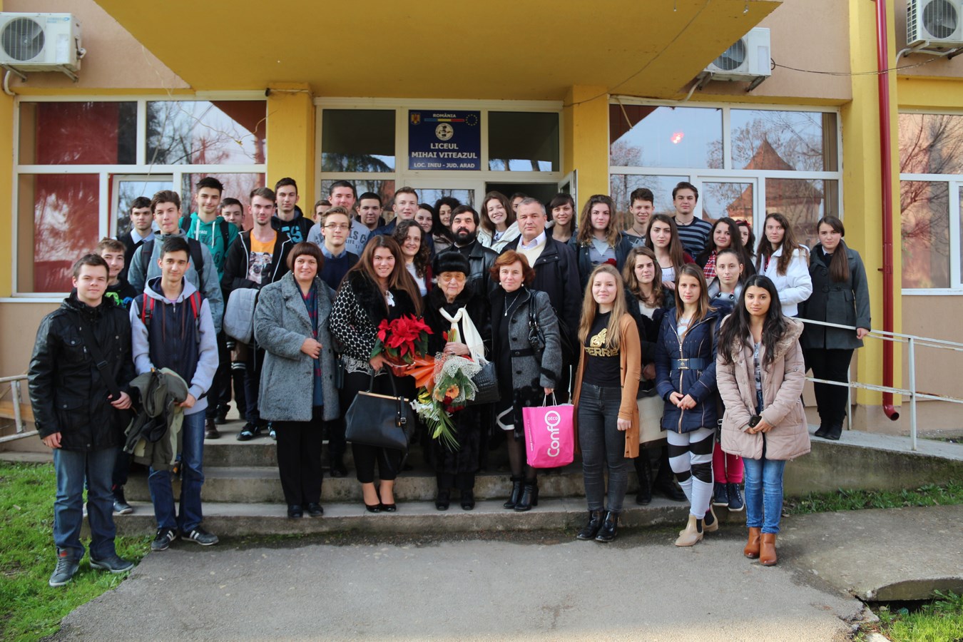 Elevii Liceului „Mihai Viteazul” din Ineu, vizitați de doamna Doina Melania Arghezi, directorul Centrului de Cercetare a Literaturii Argheziene din cadrul UVVG 