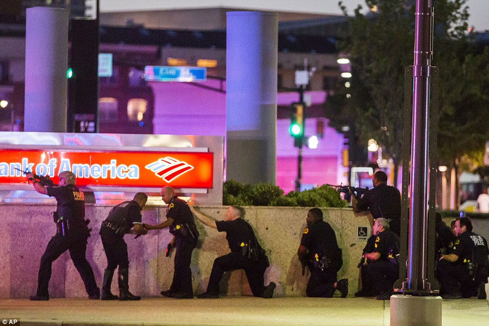 Autoritățile aviației civile americane restrâng zborurile deasupra Dallasului după tirurile care au ucis polițiști 